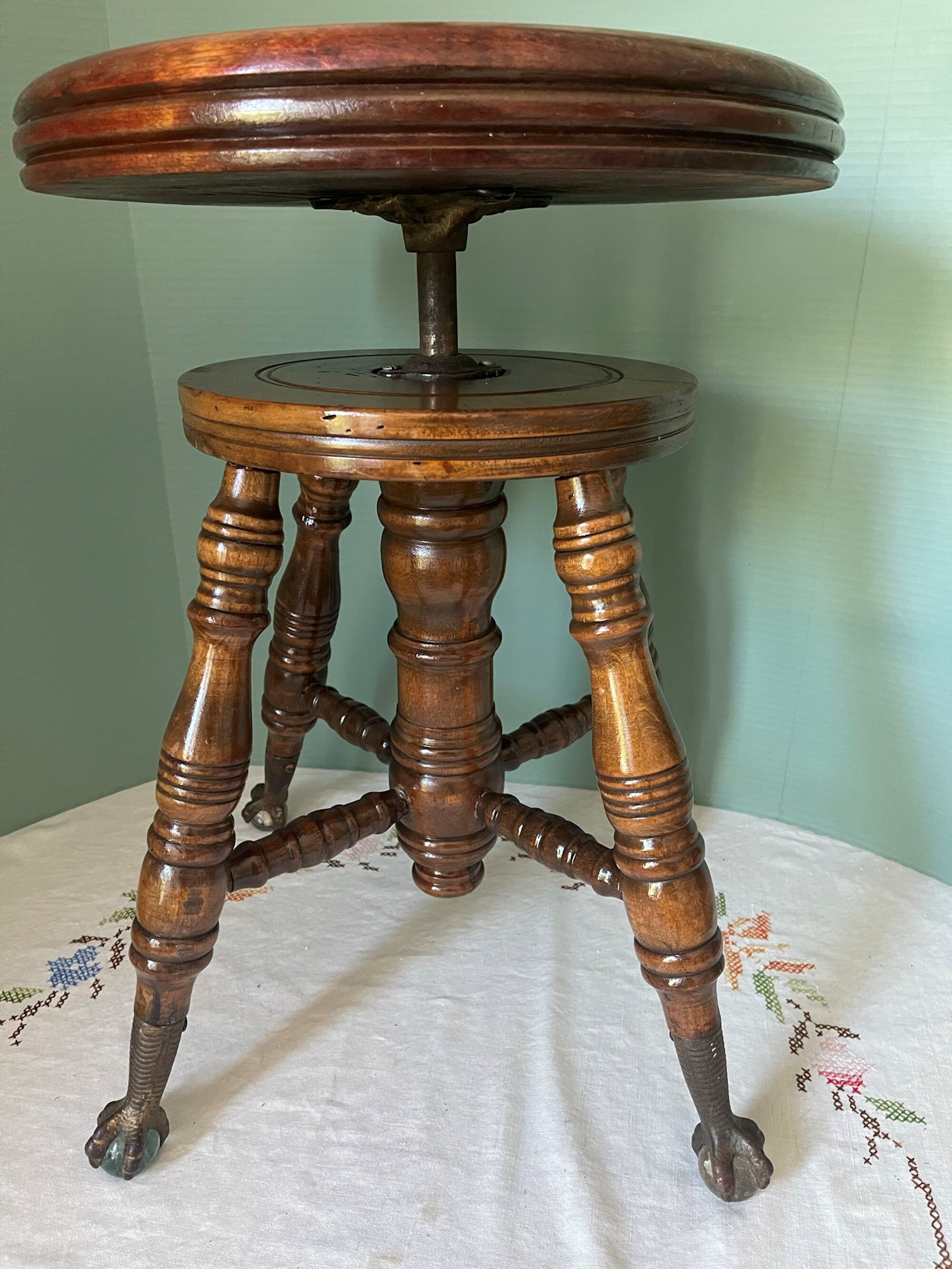 Tabouret de piano ancien : Banc méridienne avec table de chevet et table  d'appoint en bois massif, fonte, pied griffe, boule de verre bleu, style  tabouret pivotant -  Canada