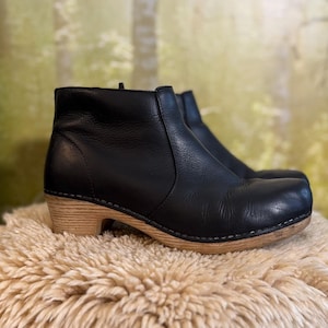 Black Nubuck Leather Ankle Boots Round Toe by Dansko size 9.5 10, Euro 40