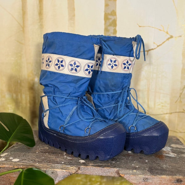 Vtg 80's Moon Boots, Snowflake design, blue, size 9-10, GUC!!