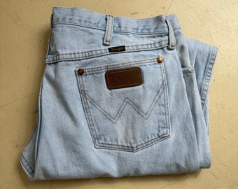 36x29, 90's Vtg Light Wash Wrangler jeans, 100% cotton, made in the USA, Mint!