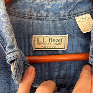 Puede incluir: Un juego de tres tazas de cerámica con un acabado mate moteado. Las tazas son de color crema, gris claro y gris oscuro. Cada taza tiene un diseño simple y minimalista, ideal para café o té.