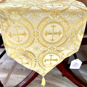 Page d'accueil Autel de Pâques catholique liturgique or métallique chemin de table Linge de maison Extrémités décoratives avec pompon 12 x 59,25 po Célébrations de la Sainte-Cène