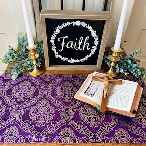 Carême catholique maison autel violet métallisé or tissu liturgique chrétien linge de maison prière chemin de table saint avent décor couronne design église
