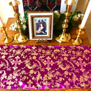 Accueil Autel Tissu Catholique Chrétien Prière Chemin de Table Rouge Violet Métallisé Doré Brocart 13 x 26,5 Pouces Avent Carême Linge Liturgique
