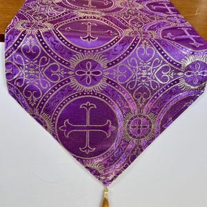 Accueil Autel Carême Catholique liturgique violet métallisé or chemin de table Linge de maison de l'Avent Extrémités décoratives avec pompon 12,25 po. x 62 po. Table à manger