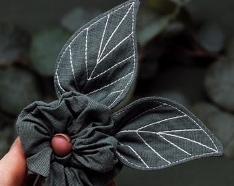 Devil's ivy leaf scrunchie, pothos leaf scrunchie  / green scrunchie, green leaf scrunchie, elven leaf scrunchie, witchy scrunchie