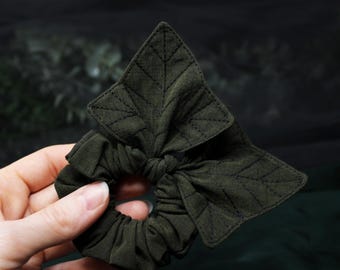 Ivy leaf scrunchie, english ivy scrunchie  / dark green scrunchie, leaf scrunchie, green witchy scrunchie, Moth and Fae