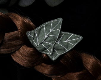 Hair clip with two Ivy leaves, leafy hair clip, green hair barrette, green leaves, elven leaves hair clip by Moth & Fae