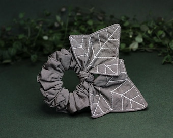Ivy leaf scrunchie, english ivy scrunchie  / grey-taupe scrunchie, leaf scrunchie, ecofriendly witchy scrunchie, Moth and Fae