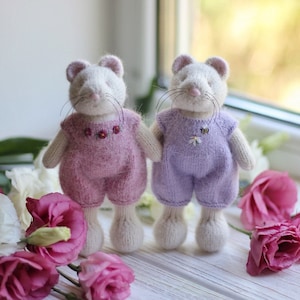 Gestrickte Maus in Kleidung für Babyparty, Mädchengeburtstag oder Ostern