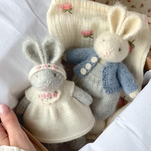 Handgemaakt gebreid paar konijnen &quot;Grijs en wit&quot; - Handgebreide kleine konijntjes konijnenpoppen voor verjaardag, babyshower of paascadeau