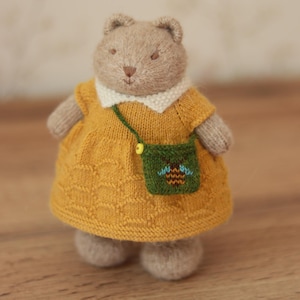 Gestrickte Bären Spielfigur im gelben Kleid mit Tasche - handgemachte Waldtier Bär Geschenk für Babyparty oder Mädchen Geburtstagsgeschenk