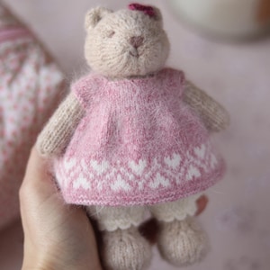 Gestrickte kleine Weihnachtsbär-Mädchen - Handgestrickte kleine süße Bärenpuppe für Babyparty oder Geburtstagsgeschenk