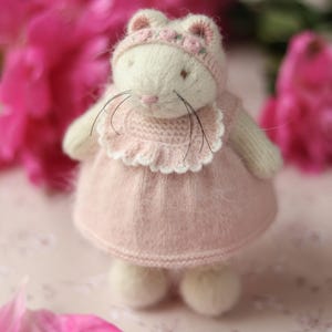 Muñeca de niña ratón vestida de punto - Juguete de animal de ratón de peluche hecho a mano para Pascua, cumpleaños de niña o regalo de baby shower