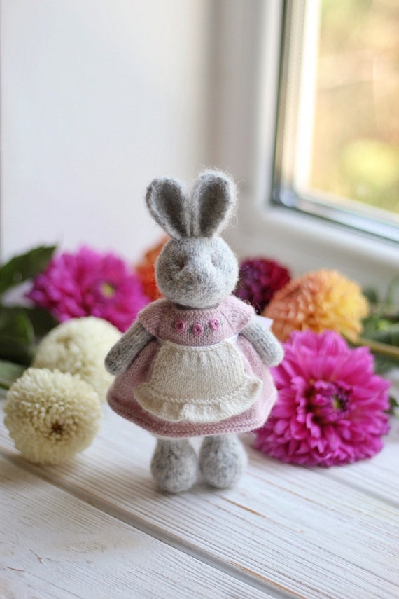 Conejito de peluche de punto con vestido Juguete de bebé de