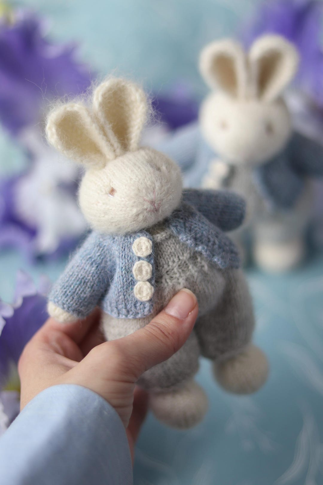 Conejito de Pascua de punto para niño con pantalón gris y jersey