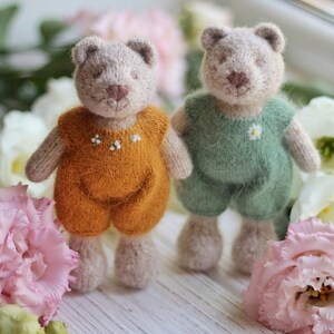 Paar gestrickte kleine Bären - Handgemachtes angezogenes Bärentierspielzeug