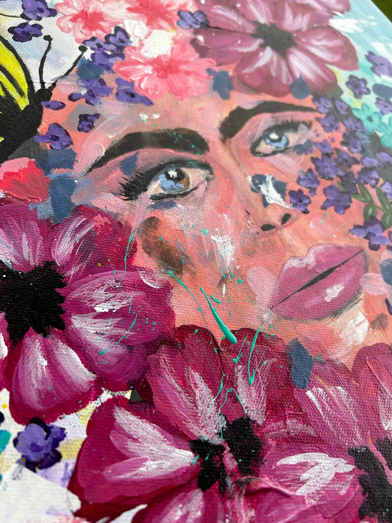 Pode incluir: Pintura abstrata com um rosto parcialmente obscurecido por flores vibrantes. A obra de arte utiliza uma paleta de rosas, roxos e azuis, com pinceladas e respingos de tinta vis&iacute;veis. Os olhos do sujeito s&atilde;o um ponto focal, rodeados por elementos florais.