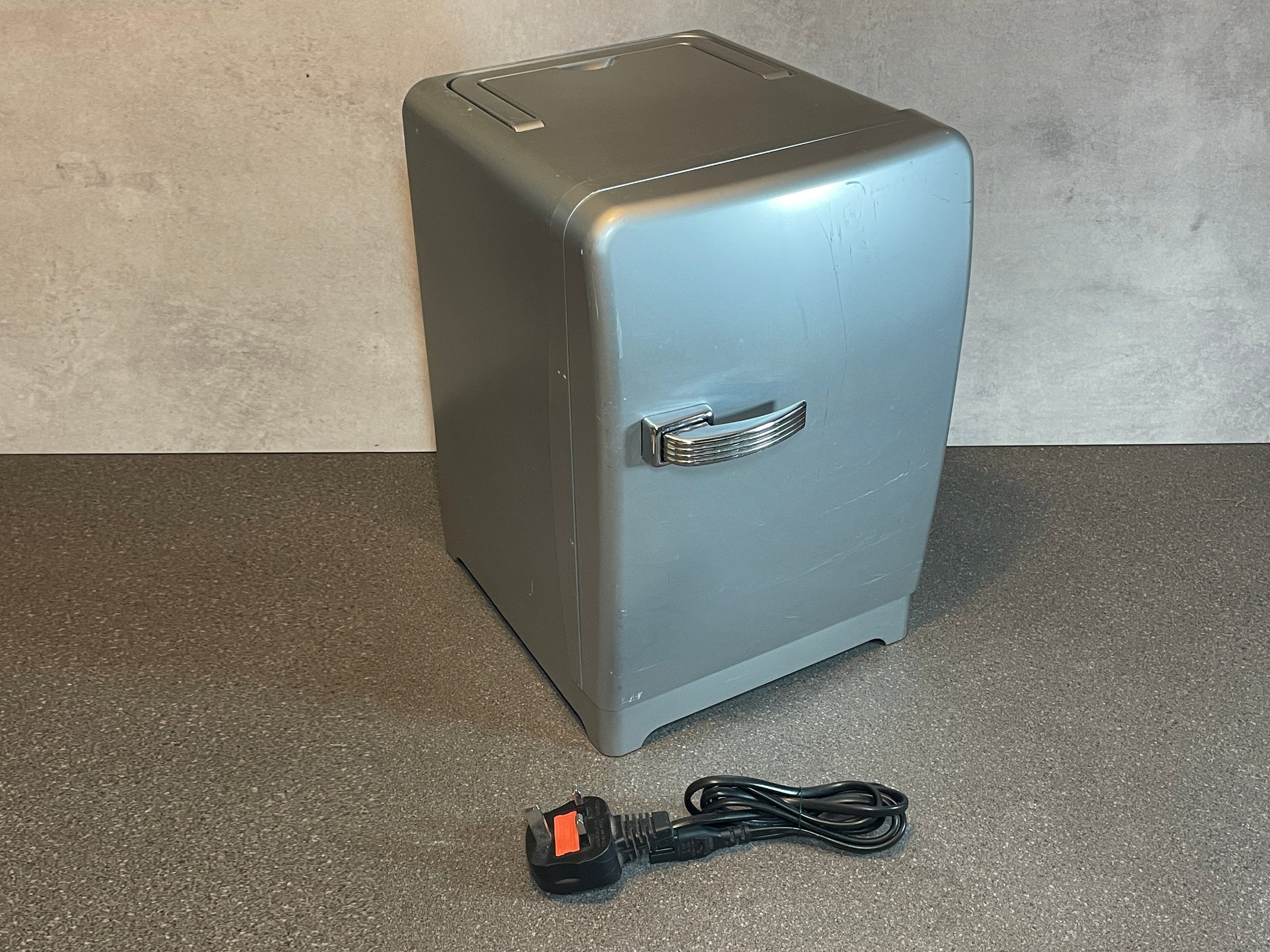 Mini réfrigérateur de l Traxon, idéal pour chambre à coucher - Main Image