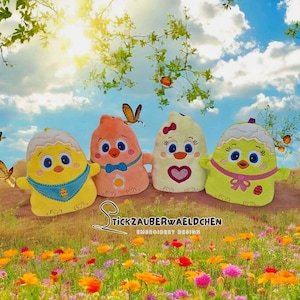 Könnte beinhalten: Vier plüschige, kükenförmige Spielzeuge in Gelb, Orange und Grün mit gestickten Details. Jedes hat ein einzigartiges Design, einschließlich Schleifen, Herzen und Eierschalen-Akzenten. Vor dem Hintergrund eines Blumenfeldes und eines blauen Himmels mit Schmetterlingen.