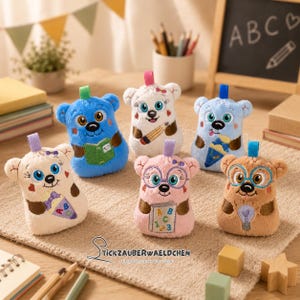 Könnte beinhalten: Sechs Plüschbären in Blau, Weiß, Hellblau, Creme, Rosa und Braun, jeweils mit gestickten schulbezogenen Motiven wie Büchern, Stiften und Glühbirnen. Jeder Bär hat eine kleine Stoffschlaufe oben und den Schriftzug STICKZAUBERWAELDCHEN.