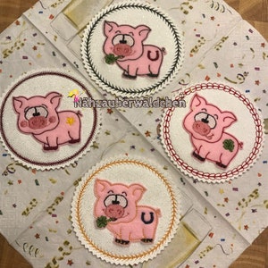 3x Broderimapp Mugg Matta Glasunderlägg Hänge Gris Klöver Nyckelpiga Hästsko Lycka Nyårsafton ITH 10x10
