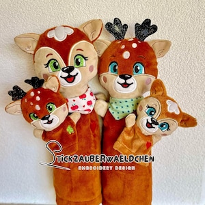 Puede incluir: Un conjunto de cuatro marionetas de ciervo de peluche marrón con caras y detalles bordados. Las marionetas están diseñadas para el juego de marionetas de dedo y presentan diferentes tamaños y expresiones. La marioneta más grande tiene un corazón rojo en el pecho y el texto "Stickzauberwaeldchen Embroidery Design" en el vientre.