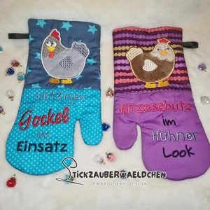 May include: Two oven mitts with a chicken design. The blue mitt has a rooster with the text "Hitzige Gockel im Einsatz". The purple mitt has a hen with the text "Hitzeschutz im Hühner Look".