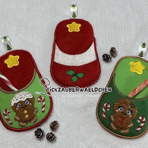 Könnte beinhalten: Drei Filz-Weihnachtsstrumpf-Ornamente in Schuhform mit Lebkuchenmännern und Zuckerstangen. Die Strümpfe sind rot, grün und weiß.