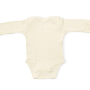K&ouml;nnte beinhalten: Ein einfarbiger wei&szlig;er Baby-Strampler mit langen &Auml;rmeln.
