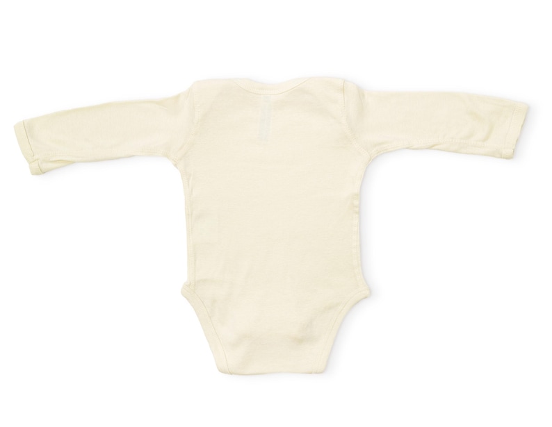 K&ouml;nnte beinhalten: Ein einfarbiger wei&szlig;er Baby-Strampler mit langen &Auml;rmeln.