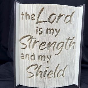 Der Herr ist meine Stärke und mein Schild, Psalm 28: 7, gefaltete Buchkunst, schneiden und falten, Gebetskunst, religiös, Bibelzitat, 500 Seiten Muster