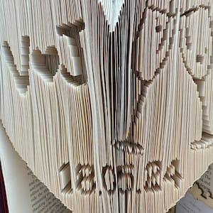 Tarjeta de aniversario o boda, iniciales de fecha, copa de champán, arte de libro plegado, plantilla de patrón, combinación de corte y plegado, patrón de 450 páginas