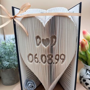 Verjaardagskaart, datum en initialen in een hart, gevouwen boekkunst, patroonsjabloon, combinatie knippen en vouwen, patroon van 450 pagina's