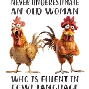 Peut inclure: Une illustration humoristique de deux poulets de dessin animé avec le texte "Ne sous-estimez jamais une vieille femme qui parle couramment le langage des volailles."