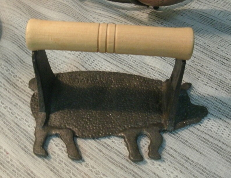 Cast Iron Bacon Press Figural Pig Vintage Meat to Pan Cooking Frying Flattener ~ Farm Charm Smiling Hog Kitchen Gadget Possibly Not Used