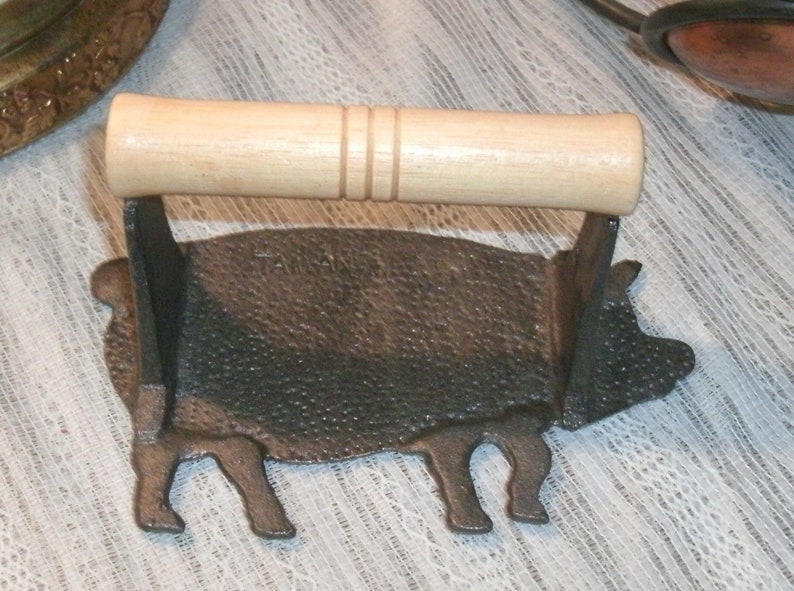 Cast Iron Bacon Press Figural Pig Vintage Meat to Pan Cooking Frying Flattener ~ Farm Charm Smiling Hog Kitchen Gadget Possibly Not Used