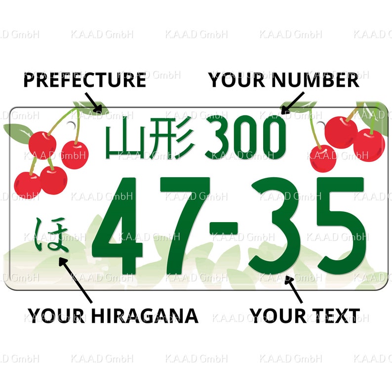 Puede incluir: Una placa de matr&iacute;cula japonesa blanca y verde con el texto "山形 300" y "47-35". La placa tambi&eacute;n tiene el texto "ほ" y un dise&ntilde;o de flor de cerezo.
