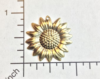 Puede incluir: Encanto de girasol de metal dorado con un centro texturizado. El encanto tiene un diámetro de aproximadamente 2,5 cm.