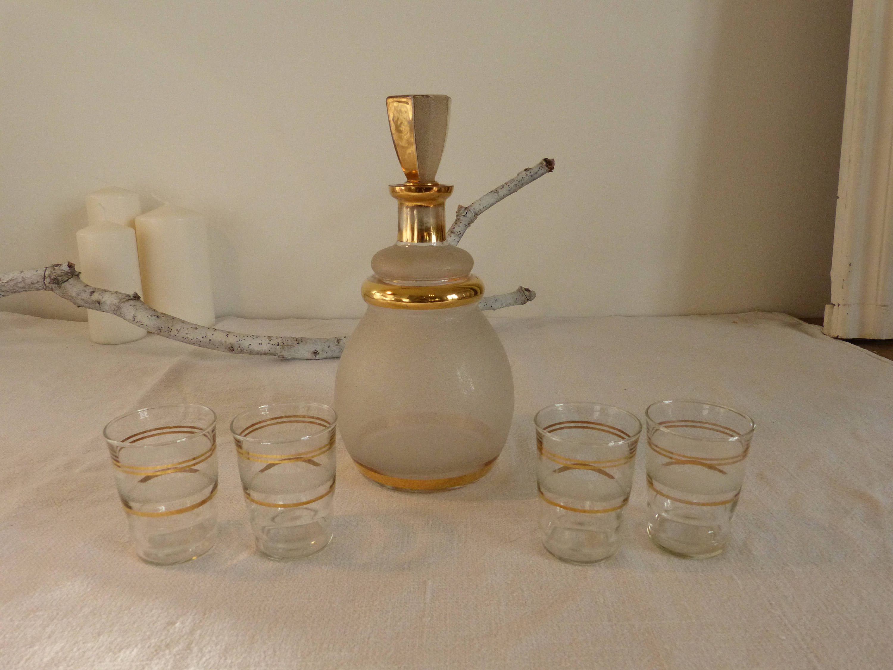 Service à Liqueur ou Vin Cuit en Verre Granité Blanc et Or. Vintage Année 50.