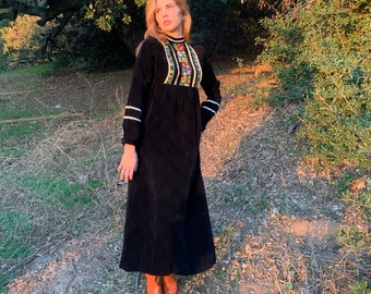 Vestido bordado de terciopelo de los años 70