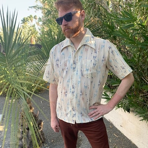 Camisa abstracta de los años 70 para hombre