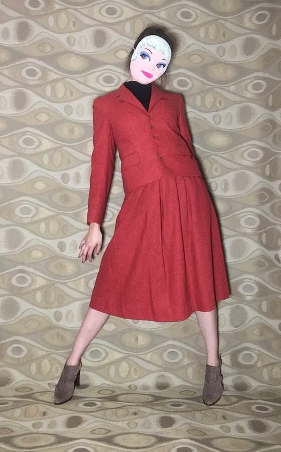 Woman mean Business : 1970's skirt suit