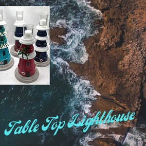 Könnte beinhalten: Eine Sammlung von Tisch-Leuchttürmen in Rot, Blau und Türkis. Jeder Leuchtturm hat eine weiße Spitze und einen Glaskerzenhalter. Der Hintergrund zeigt eine Küstenlandschaft mit Wellen und Felsen.