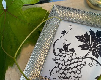 Tarjeta de felicitación plana con estampado botánico de uvas, lámina artística de gouache dibujada a mano, papel de lino.
