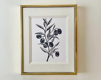 Impresión artística botánica de rama de olivo, 8” x 10”, impresión artística original en gouache dibujada a mano, rama de olivo y fruta en blanco y negro