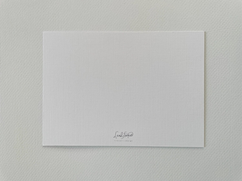 Puede incluir: Una tarjeta blanca con una superficie texturizada, con una firma y el texto "fine art design" en escritura negra en la parte inferior. La tarjeta est&aacute; centrada sobre un fondo blanco.