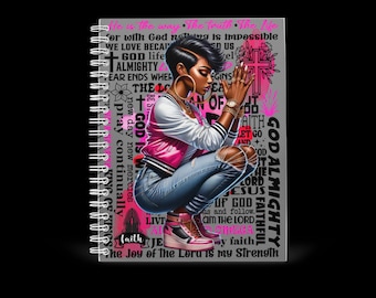 Peut inclure: Cahier à spirales avec une illustration d'une femme en prière. La femme porte une veste blanche avec des détails roses, un jean déchiré et des baskets roses. Le fond comprend du texte et des images religieuses en rose et noir.