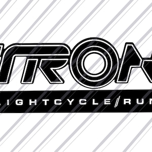 Könnte beinhalten: Schwarzweißes Logo für die Achterbahn Tron: Lightcycle Run. Das Logo zeigt das Wort "TRON" in einer stilisierten Schriftart mit einem Kreis in der Mitte des Wortes. Der Text "LIGHTCYCLE/RUN" befindet sich unter dem Wort "TRON".