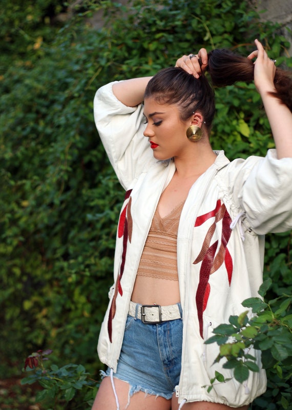 80er Jahre Frauen weiße Lederjacke, lässige Frauen Ledermantel, übergroße Frauen weiße Lederjacke 80er Jahre Frauen weiße Lederjacke, lässige Frauen Ledermantel, übergroße Frauen weiße Lederjacke